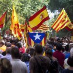 MOSSOS SE INTERPONEN ENTRE GRUPOS A FAVOR Y EN CONTRA GUARDIA CIVIL EN BARCELNA