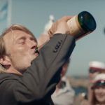una-mas-para-mads-mikkelsen-se-embriaga-y-queda-ebrio-en-el-trailer-de-otra-ronda-main-1591402443