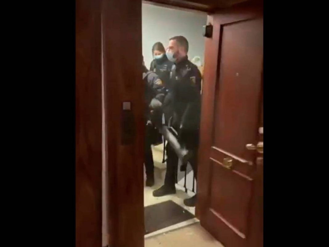 podia-la-policia-tirar-abajo-la-puerta-de-una-casa-por-una-fiesta-ilegal