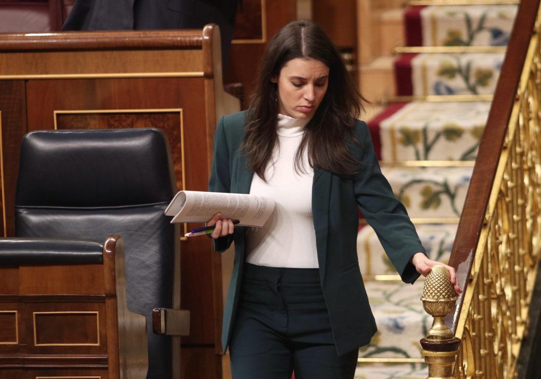 europapress-2645517-la-ministra-de-igualdad-irene-montero-abandona-el-hemiciclo-del-congreso-durante-la-primera-sesion-de-control-al-gobierno-en-la-xiv-legislatura-en-el-co