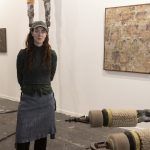 Artista con su obra