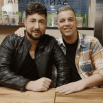 Decai enamorados del amor con su nuevo sencillo «A bocaítos»: «Para nosotros representa una celebración del amor en todas sus formas y expresiones»