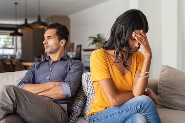 cuatro-expresiones-que-cortan-de-golpe-cualquier-discusion-de-pareja-0_ai1