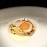 ANGULA DE MONTE, YEMA, PATATA TRUFADA Y VELO DE PAPADA IBERICA
