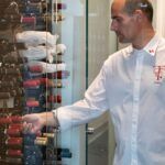 Cata Lupu seleccionando un vino, La Taberna de Elia