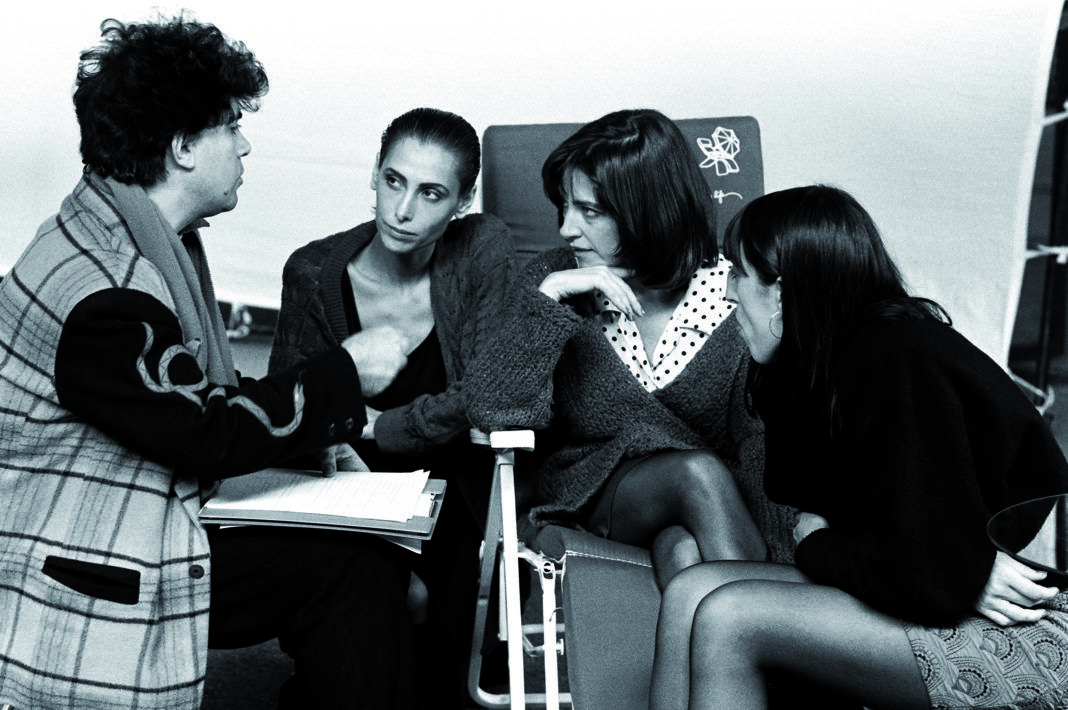 10. Pedro Almodóvar con las actrices María Barranco, Carmen Maura y Rossy de Palma. Madrid, 1987