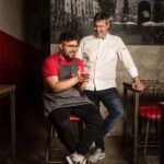 Pablo Morales (sentado) y Alex de la Fuente